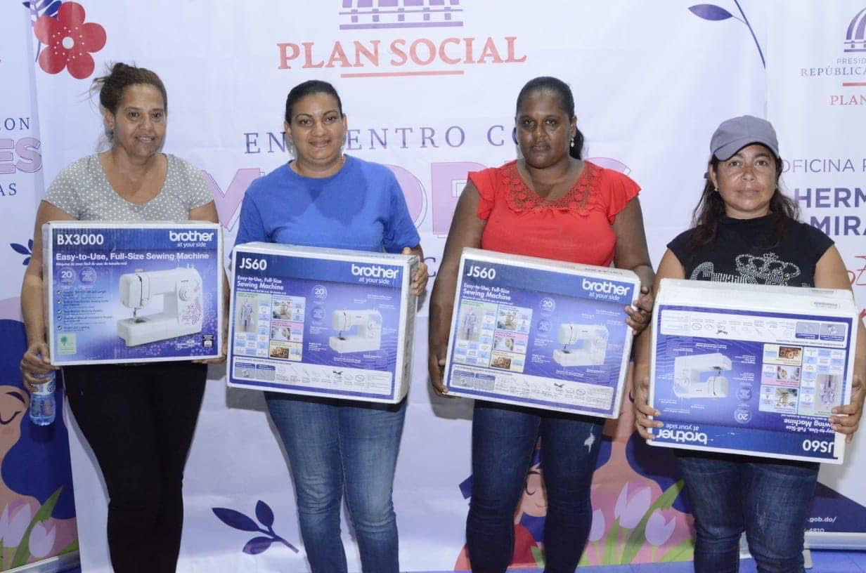 Plan Social entrega regalos a madres del municipo de Villa Tapia