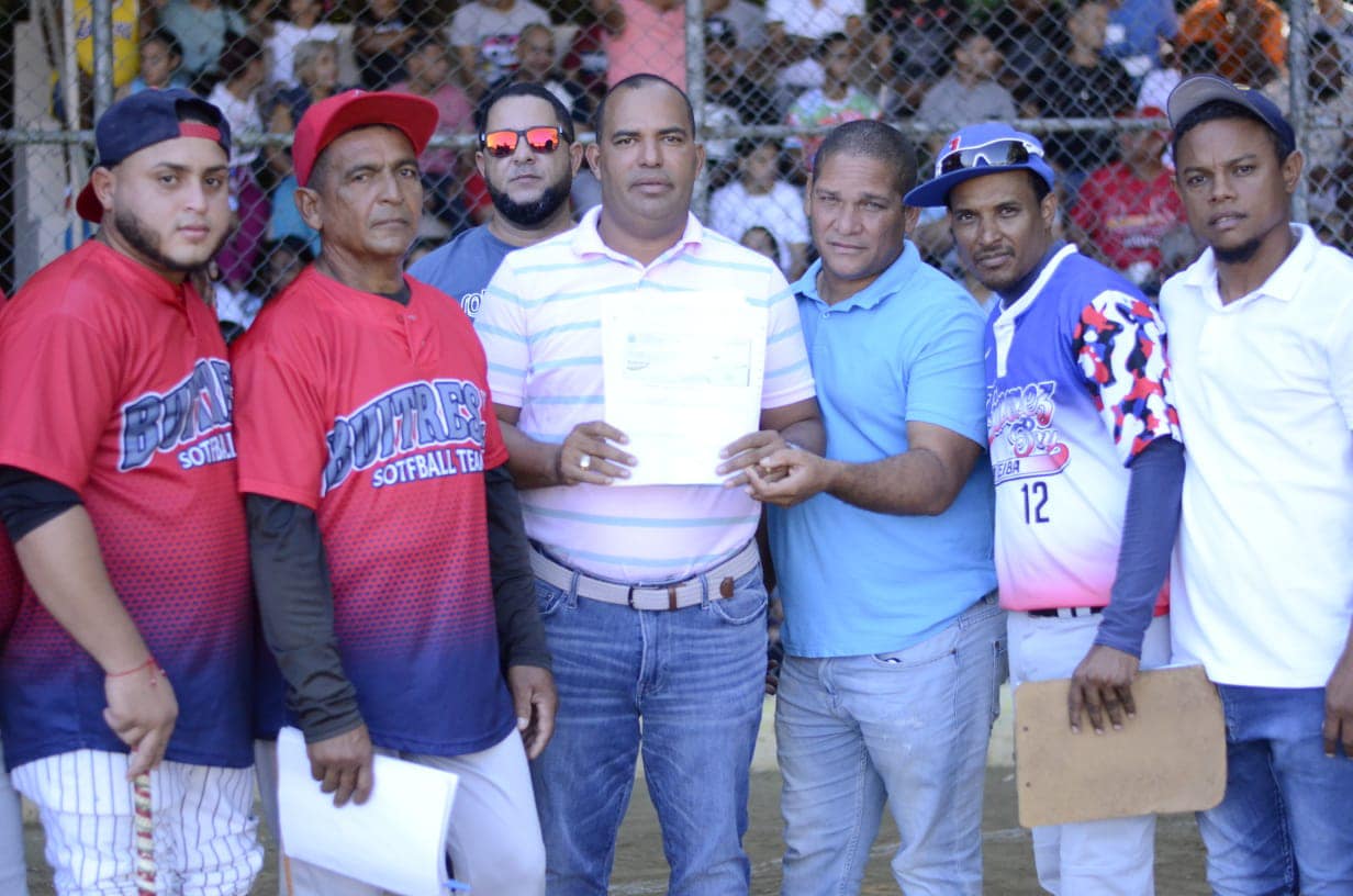 Alcalde Yoger De Leon realizó la entrega de un aporte económico para la Copa Navideña de Softbol Villa Tapia 2022.