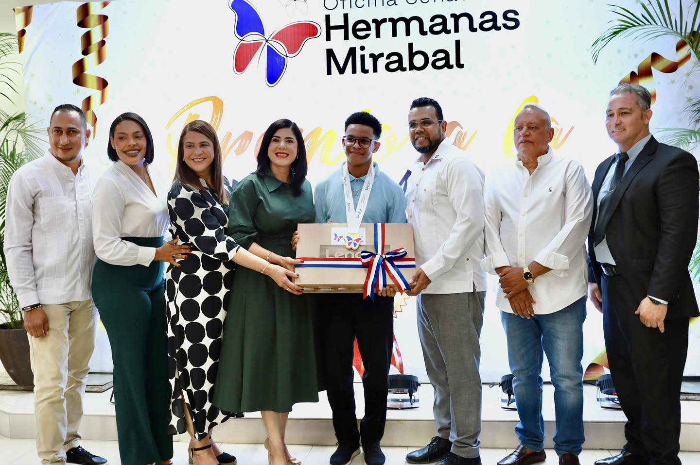 Alcaldesa Raquel Rosario participa en reconocimiento a la excelencia académica